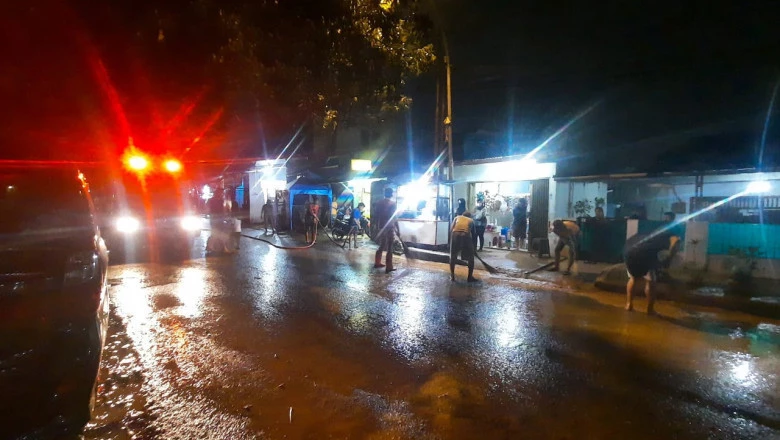 Damkar Depok Bersihkan Jalan Berlumpur di Mekarjaya
