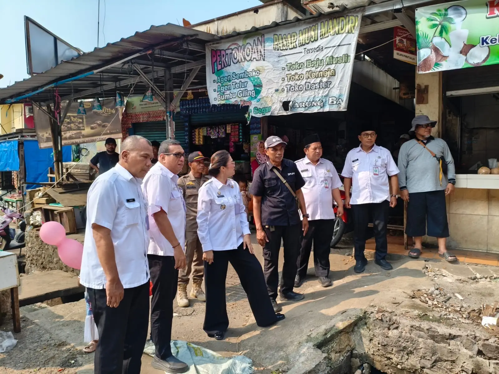 Respons Cepat Keluhan Warga, Camat Sukmajaya Tinjau Langsung Kawasan Pasar Musi
