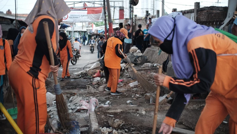 Petugas DLHK Bersihkan Sampah dan Sisa Penertiban PKL di Bawah Fly Over ARH