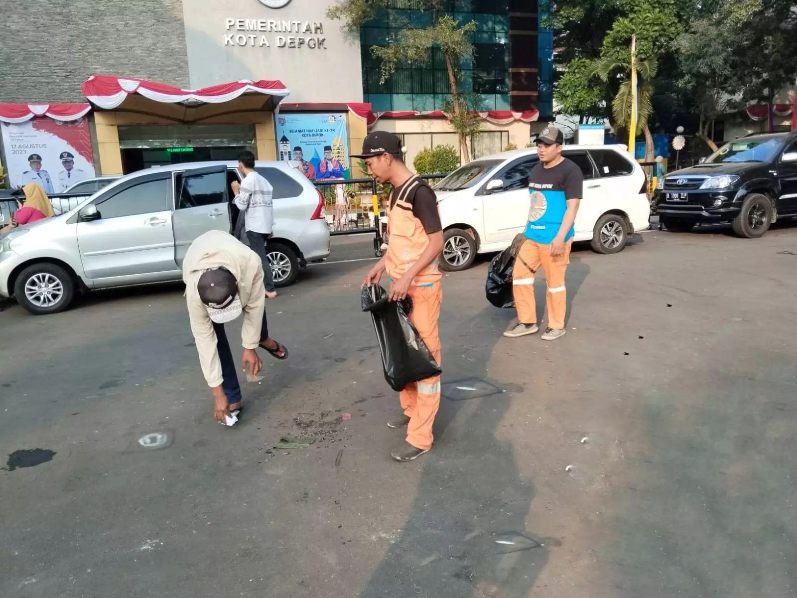 Usai Kepulangan Jemaah Haji, Pesapon Sigap Bersihkan Sampah di Kawasan Balai Kota