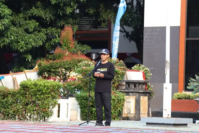 Pimpin Upacara Hardiknas 2025, Asisten Ekbang: Orang Tua Berperan Penting Dalam Pendidikan Anak