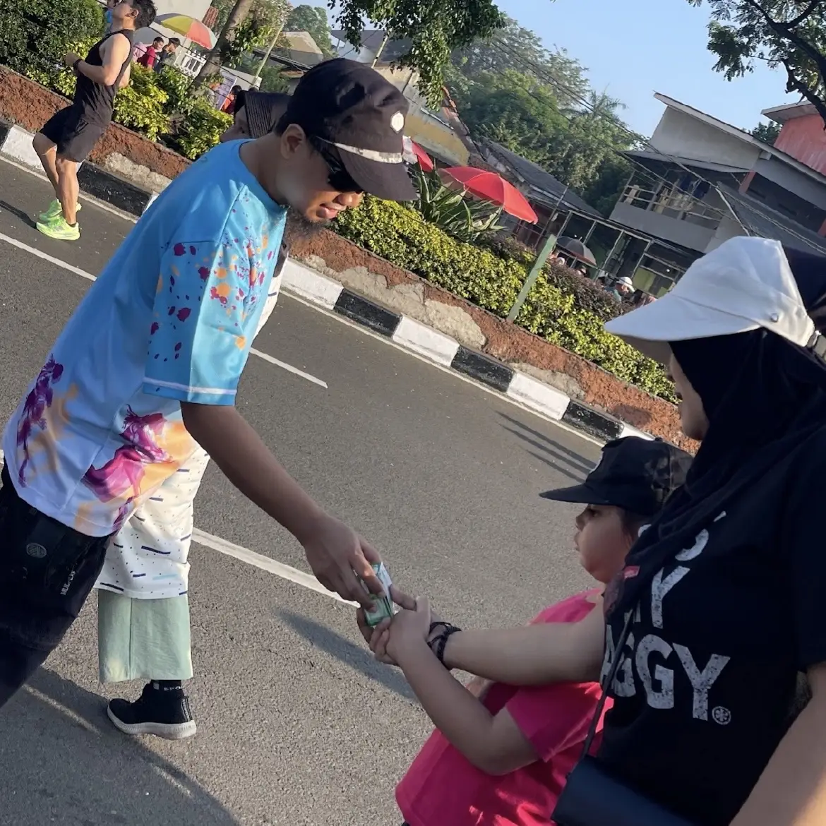 Pekan TLM ke-40, DPC PATELKI Depok Berbagi Ribuan Susu Gratis Saat CFD