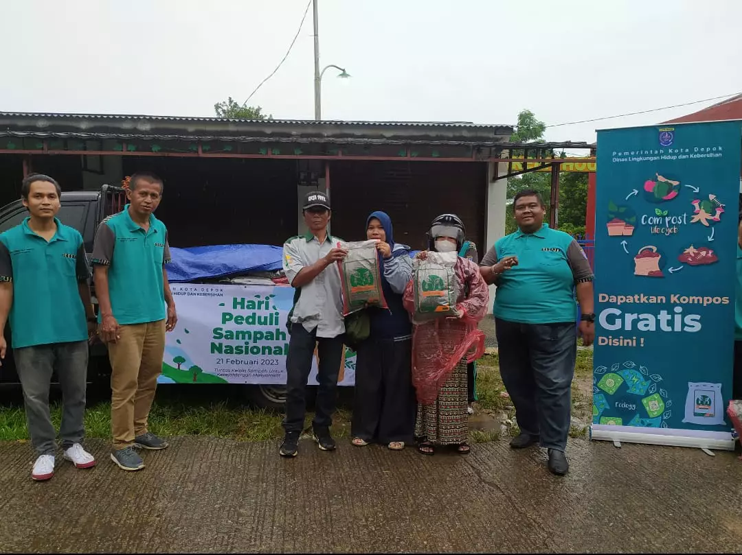 300 Kantong Pupuk Diberikan Gratis Kepada Warga di Situ Pengasinan