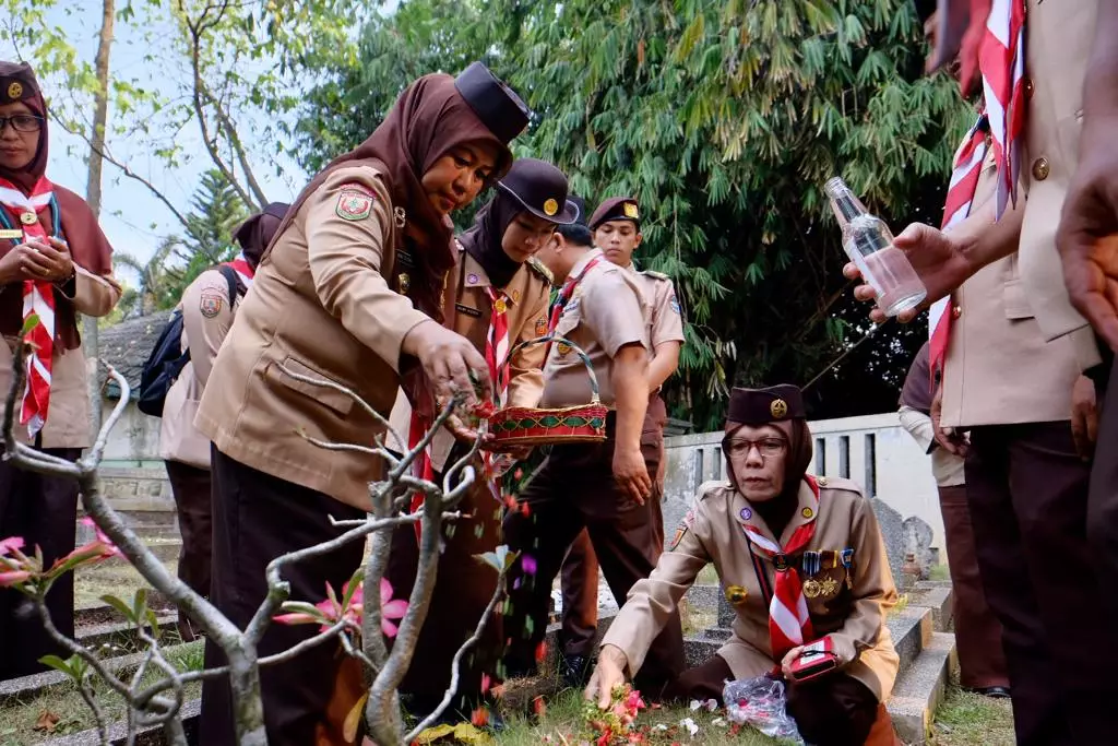 Tabur Bunga Kenang Jasa Pahlawan Jadi Cara Kwarcab Kota Depok Peringati Hari Pramuka