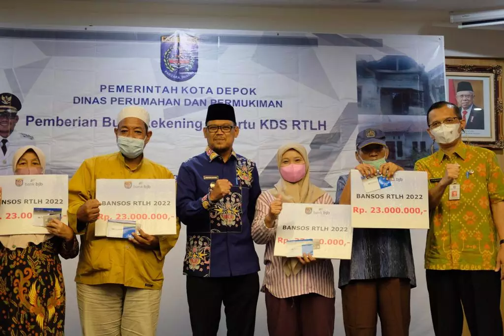 Serahkan Bansos RTLH Kepada 674 Penerima, Bang Imam: Ingat, Jangan untuk Beli Keperluan Lain