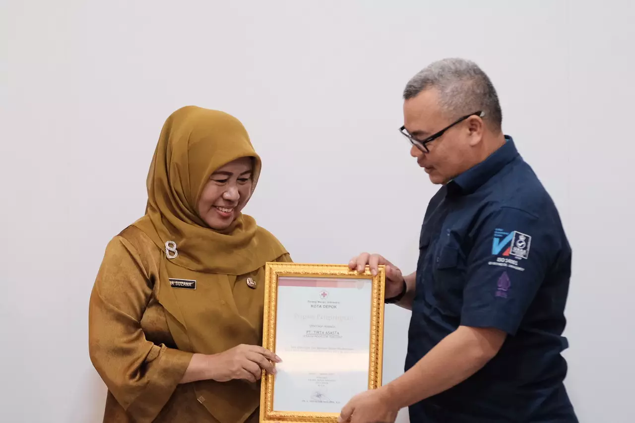 Pj Sekda Depok Serahkan Penghargaan Penyumbang Tercepat Bulan Dana PMI 2023 ke PT Tirta Asasta