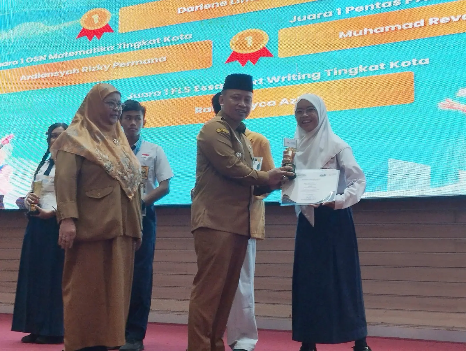 Serahkan Penghargaan Siswa Berprestasi, Wali Kota Depok: Ini Ruang Belajar dan Kreativitas