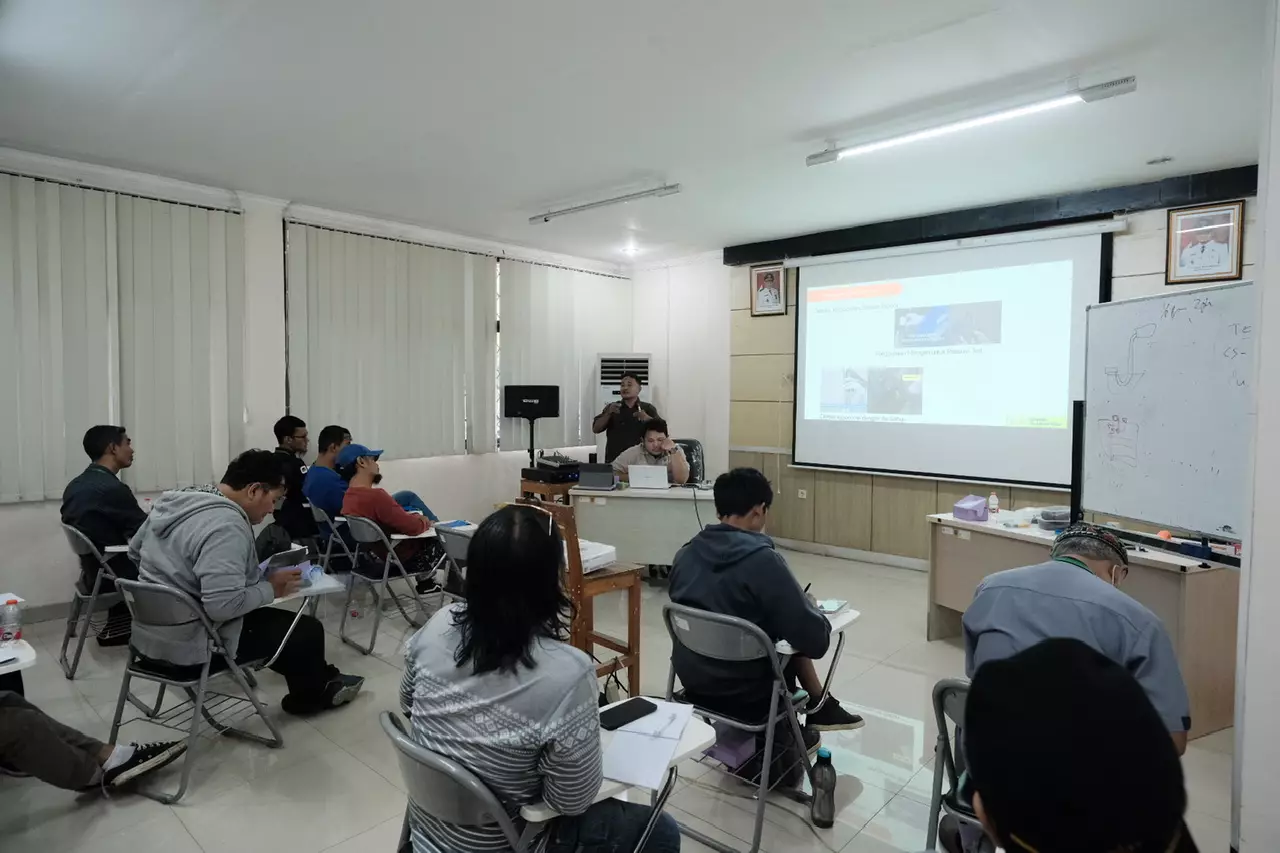 Peserta Pelatihan Service AC Disnaker Depok Diberikan Materi Pengenalan Komponen