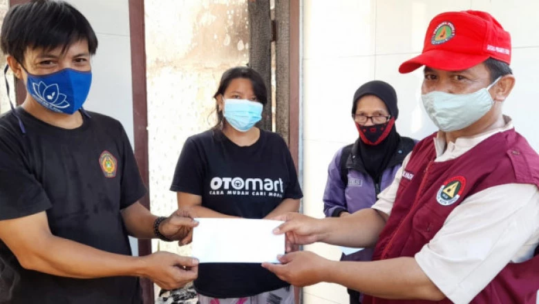 TRC Pramuka Peduli Serahkan Bantuan untuk Korban Kebakaran di Pitara