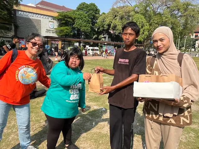 Saat Anak Down Syndrome Tunjukkan Kepedulian Lewat Aksi Berbagi di DCFD