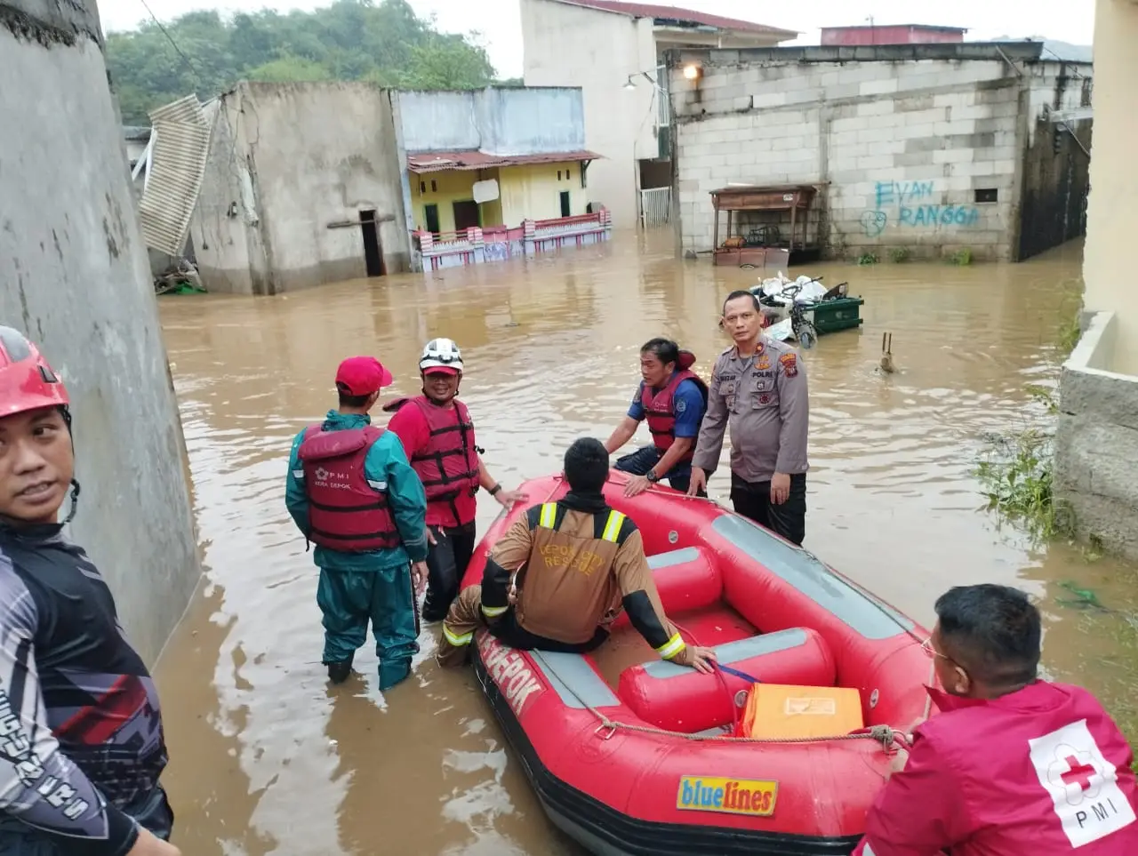 PMI Depok Evakuasi Korban Banjir di Sawangan dengan Perahu Karet