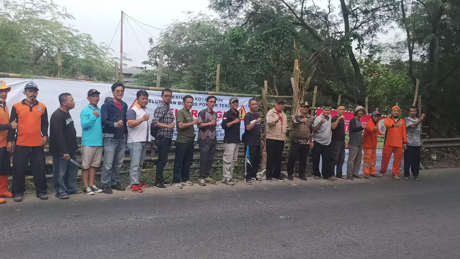 Sampah di Pinggir Jalan Raya Cipayung Boponter Dibersihkan
