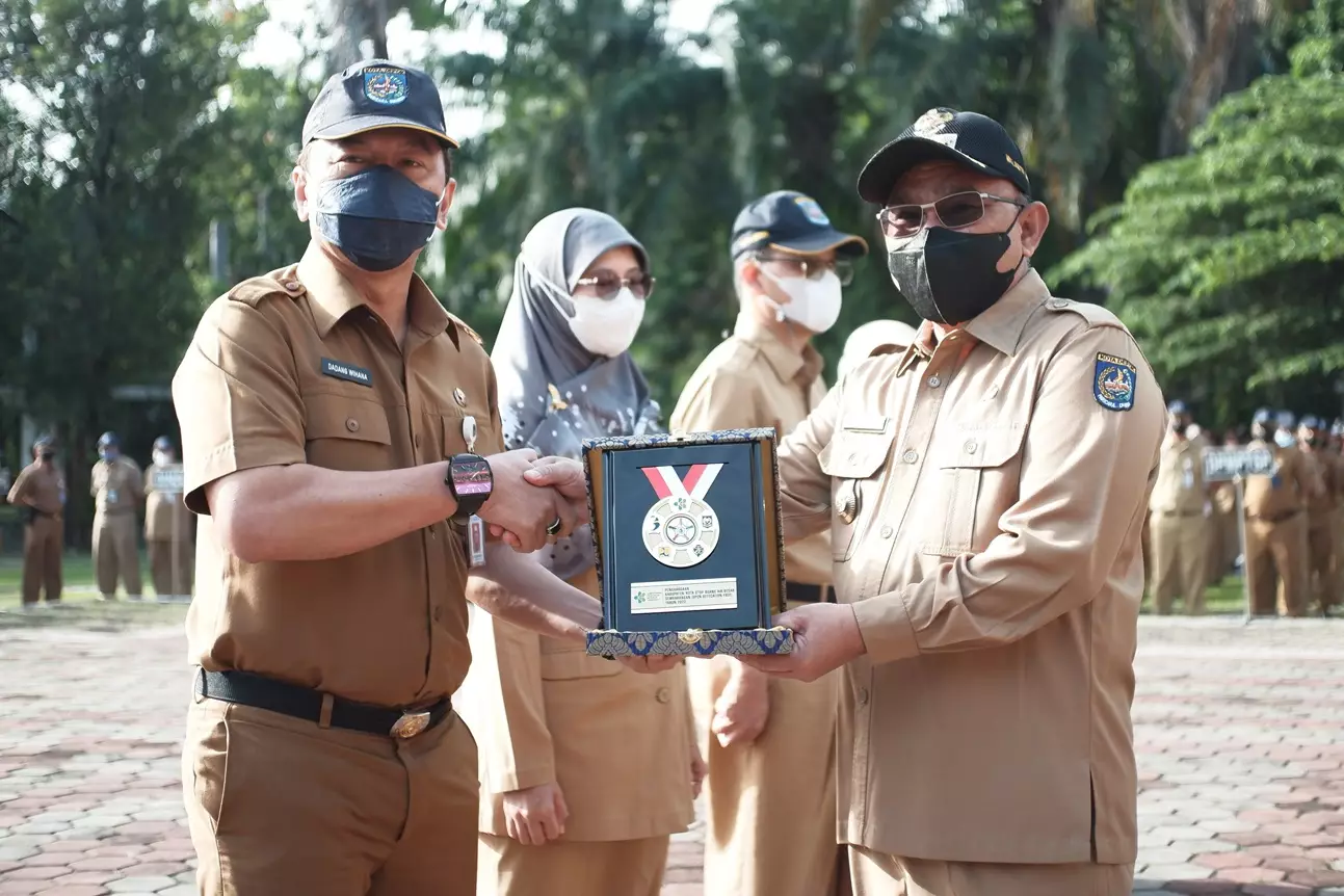 Wali Kota Depok Serahkan Sejumlah Penghargaan Tingkat Provinsi dan Nasional Pada Apel Pagi