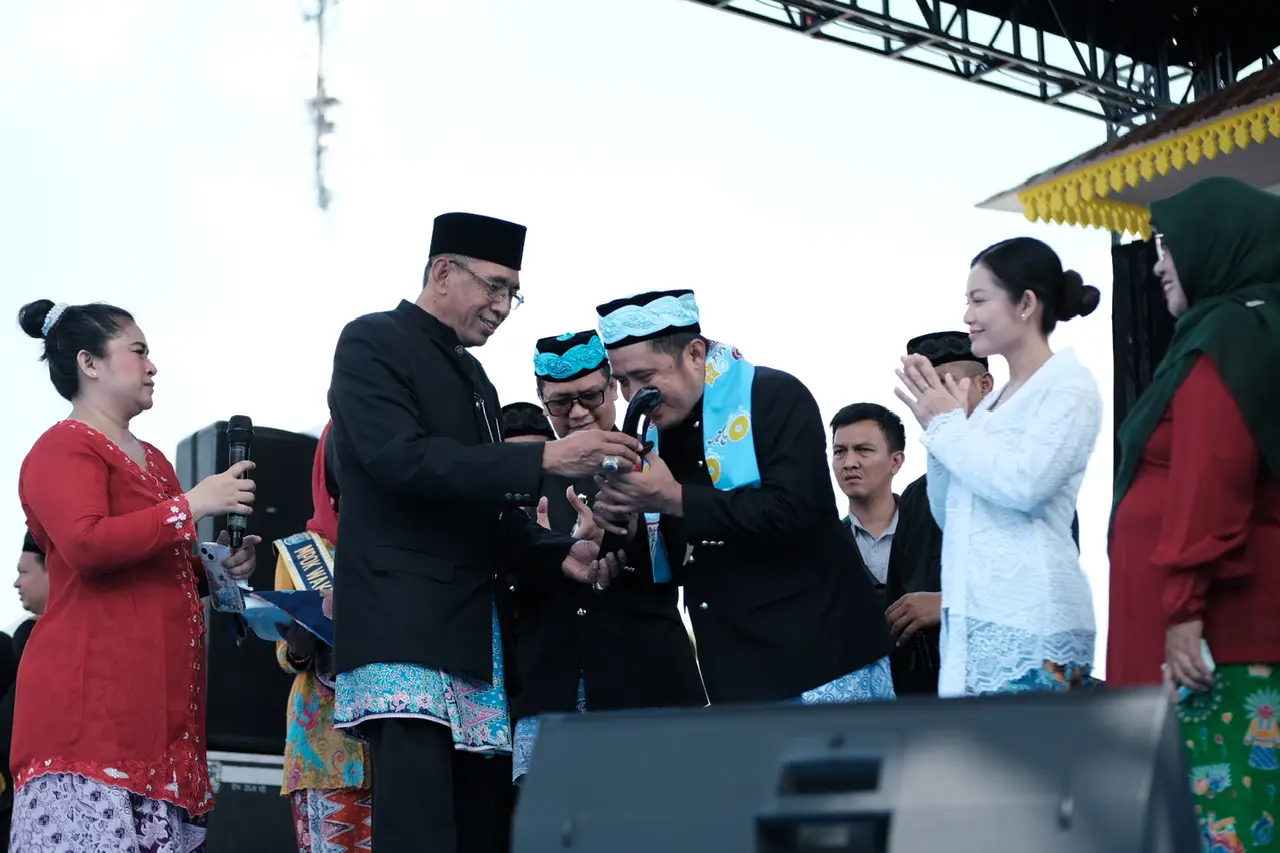 Momen Wakil Wali Kota dan Kapolres Metro Depok Dianugerahi Warga Kehormatan KOOD