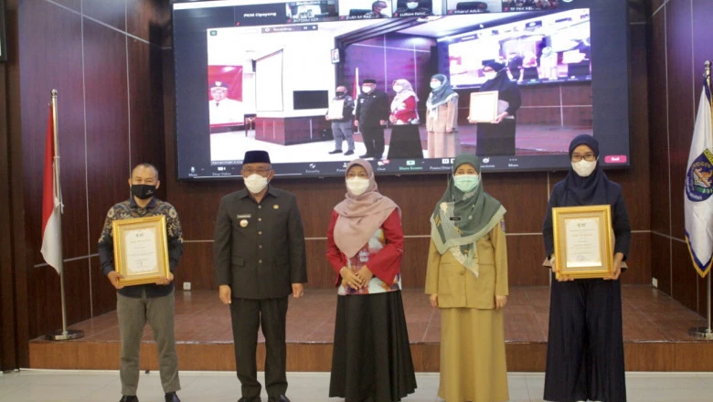 Wali Kota Depok Menyerahkan Penghargaan Restoran Sehat