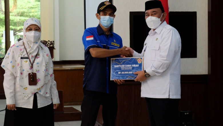 Penyerahan Secara Simbolis Hibah Dari Pemkot Depok Kepada Katar Kelurahan
