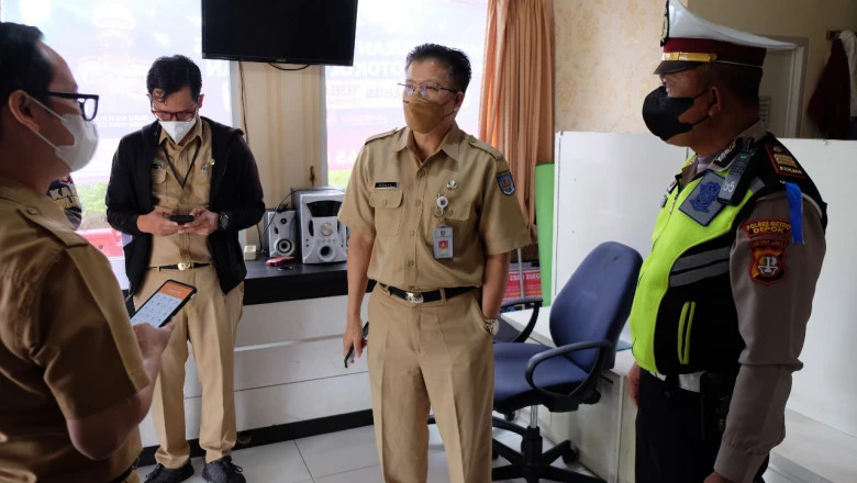 Diskominfo Depok Pasang Wifi di Pospol Simpang Juanda