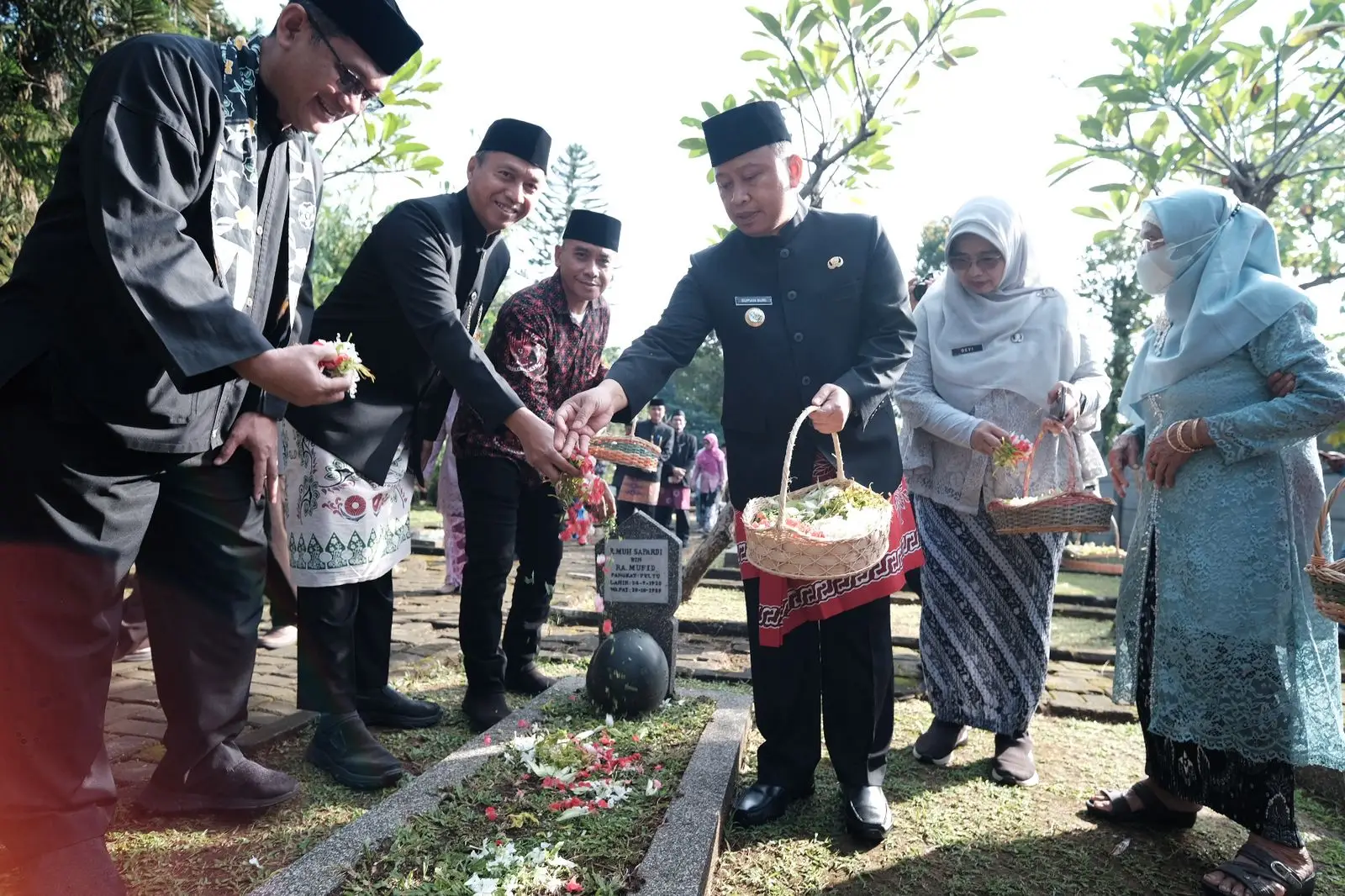 Supian Suri Ziarah dan Tabur Bunga ke TMP Kalimulya, Usia 26 Tahun Kota Depok Kenang Jasa Pahlawan