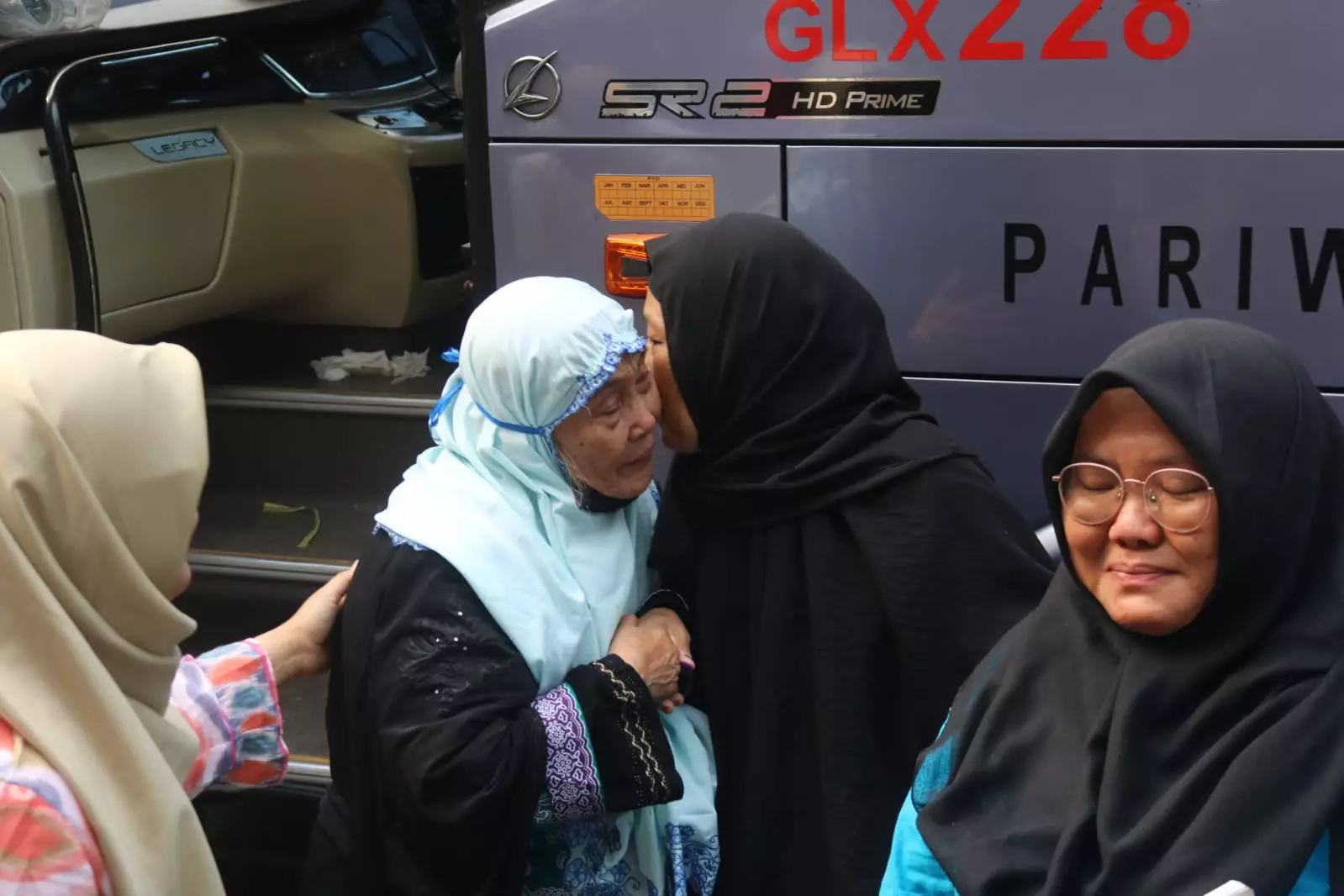 Suasana Haru Keluarga Sambut Kepulangan Jemaah Haji Kota Depok