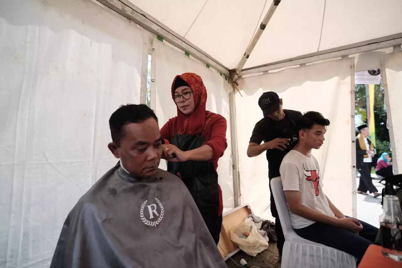 Layanan Potong Rambut Gratis di Acara Puncak Hari Jadi ke-25 Kota Depok