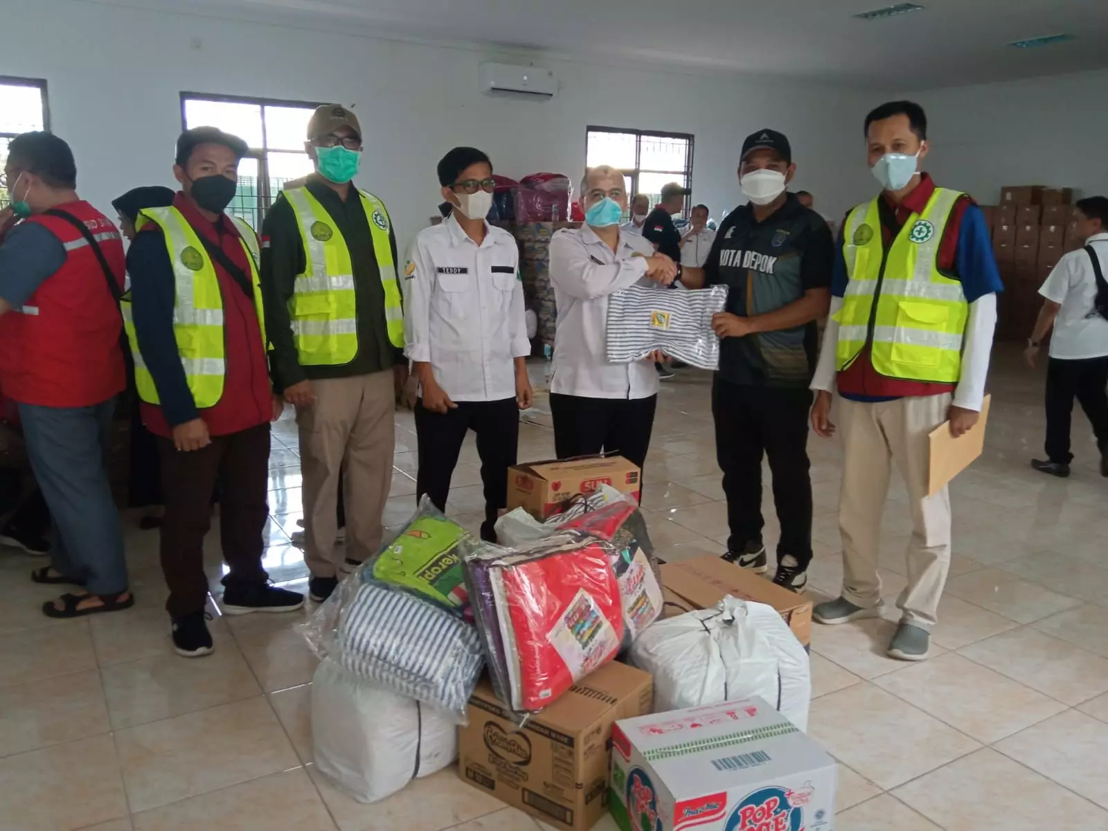 Tim RSUD KiSA Serahkan Bantuan Logistik ke RSUD Sayang Cianjur