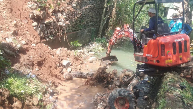 Satgas DPUPR Depok Tangani Longsor di Depan Ruko Maharaja