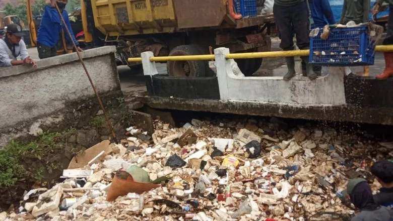 Satgas DPUPR Depok Bersihkan Sampah yang Menumpuk di Kali Cabang Barat