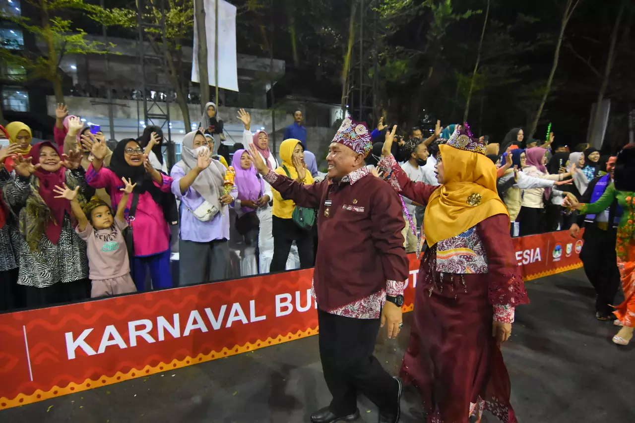 Rombongan Pawai Budaya Kota Depok Disambut Meriah Warga Makassar
