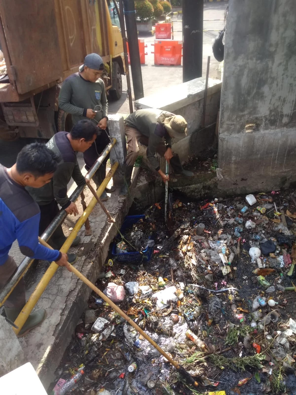 DPUPR Turunkan Satgas, Angkut Sampah di Tugu Selamat Datang Cinere