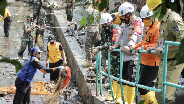 Pjs Wali Kota Depok Tinjau Kerja Bakti Gabungan di Arif Rahman Hakim