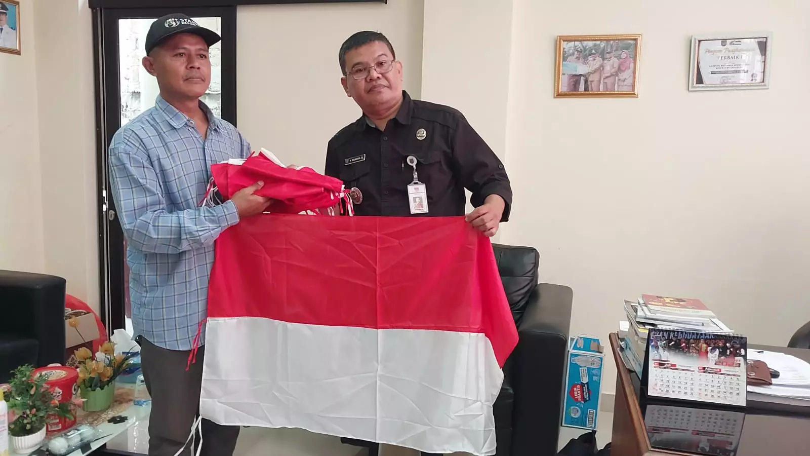 Kelurahan Jatijajar Bagikan Ratusan Bendera Merah Putih Kepada Warga