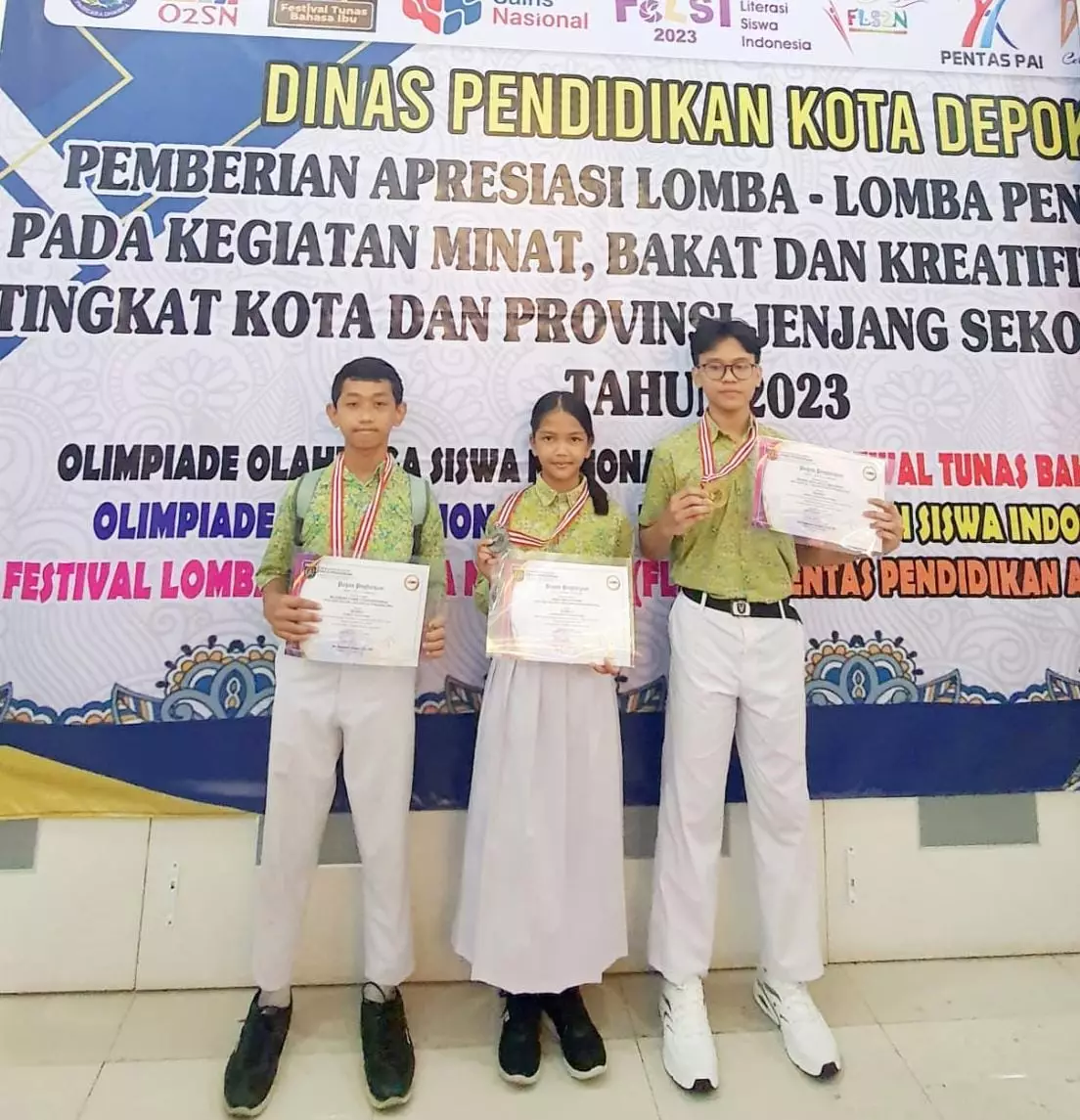 Tiga Siswa SDN Anyelir 1 Torehkan Prestasi Membanggakan Tingkat Depok