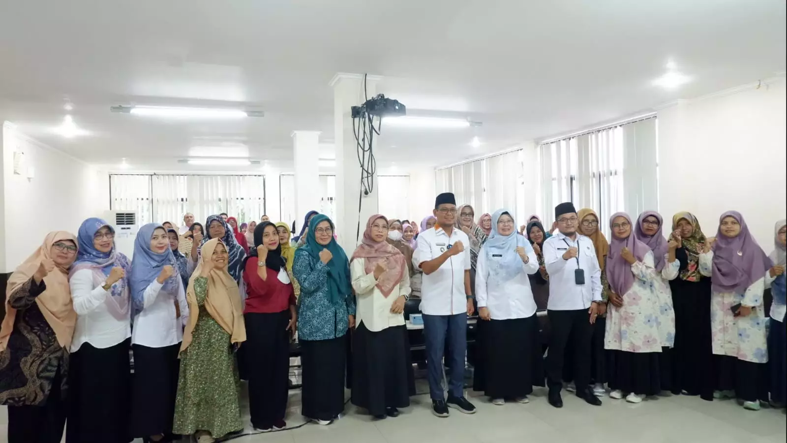 Bang Imam Serahkan Bantuan Alat dan Bahan Tata Boga kepada 53 Ketua Kelompok PEKKA