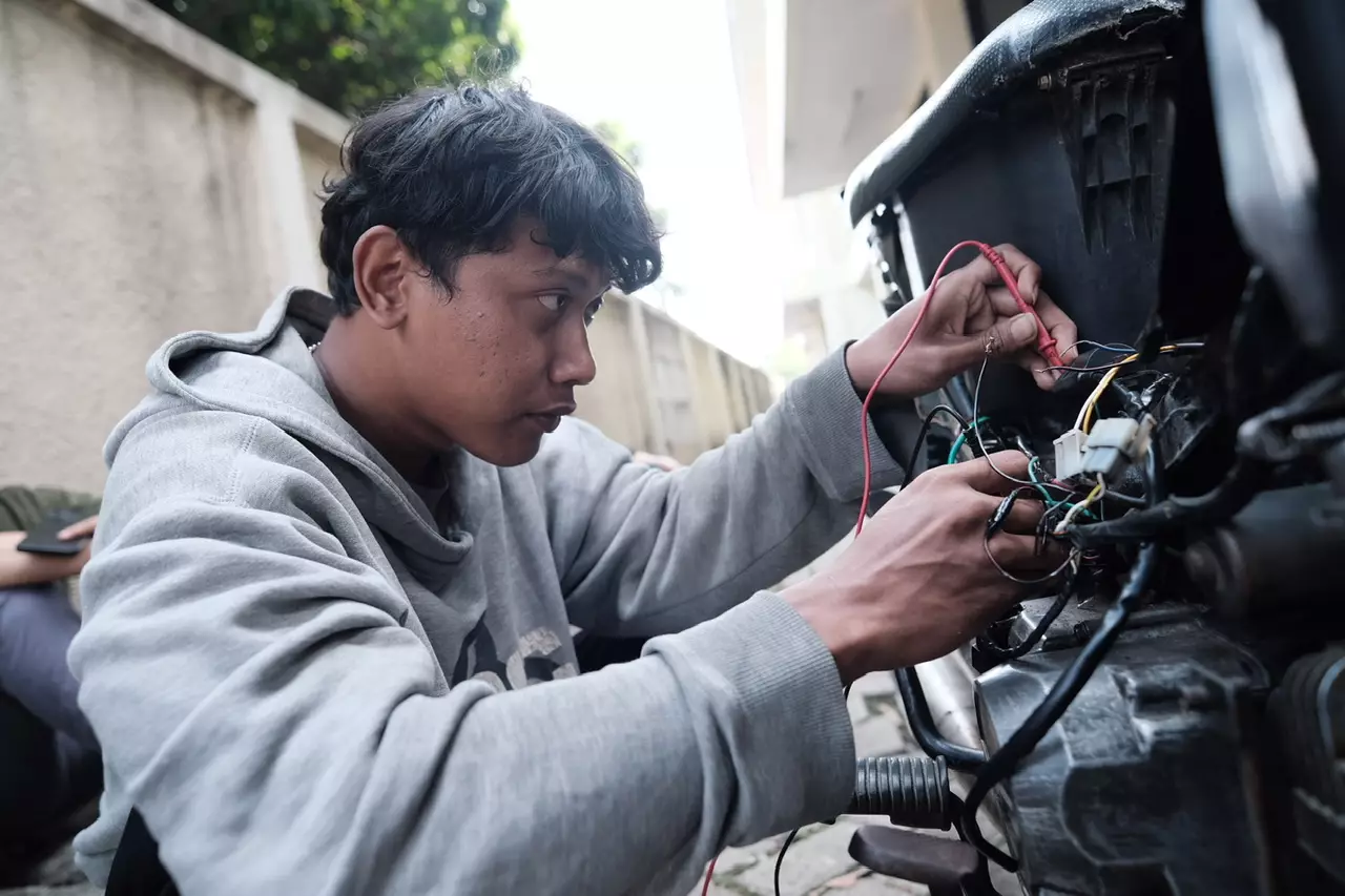 Peserta Pelatihan Perbengkelan Roda Dua Disnaker Depok Lakukan Praktik Service