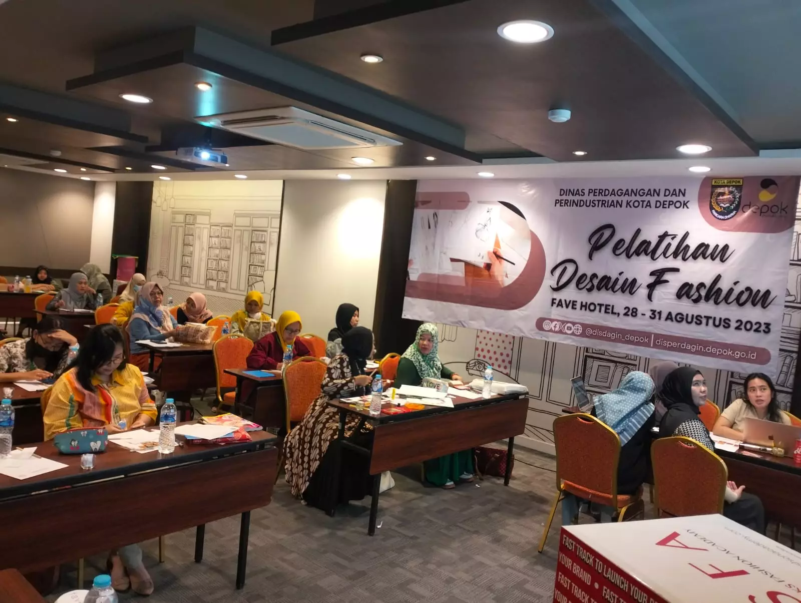 Poles Daya Saing IKM Fesyen, Disdagin Latih Puluhan Desainer Depok