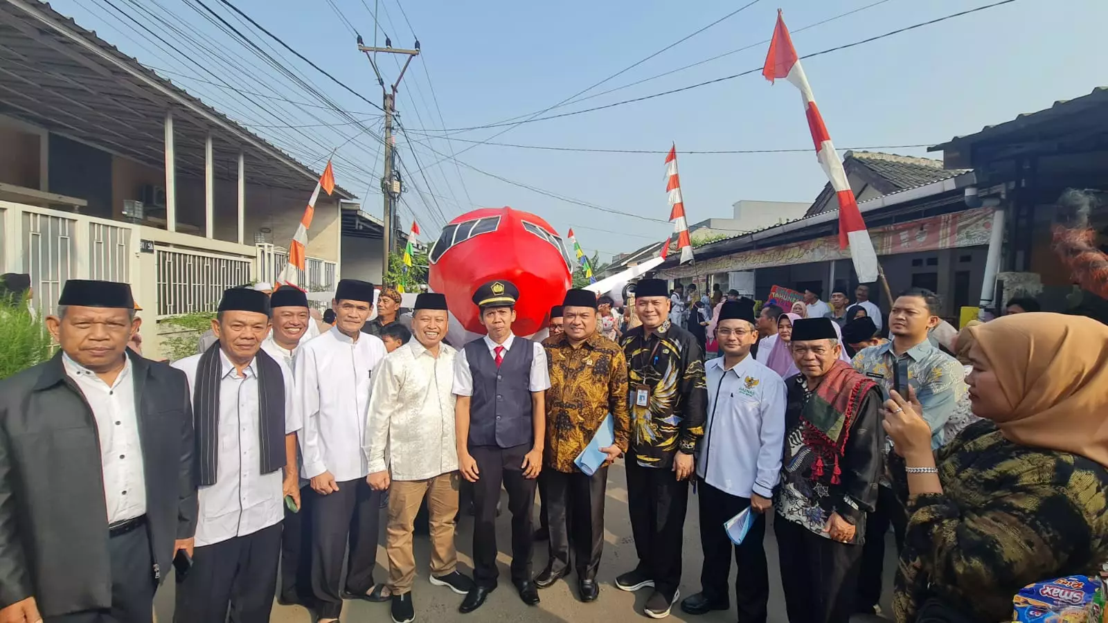 Warga Pengasinan Berbagi Kebahagiaan dengan Anak Yatim pada Hari Asyura 10 Muharram
