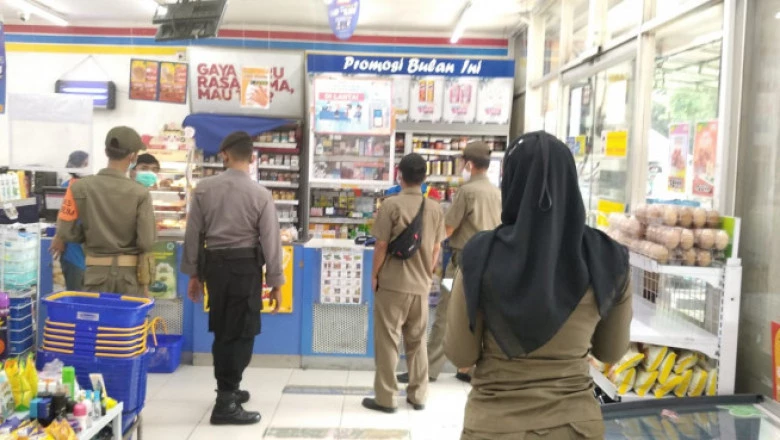 Tegakkan Perda KTR, Satpol PP Tertibkan Lima Ritel di Cipayung
