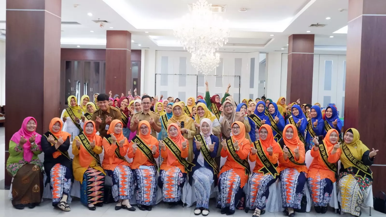 Bunda Elly Kukuhkan 11 Ketua Tim PAAREDI CEKAS Kecamatan dan 63 Ketua Satgas PAAREDI CEKAS Kelurahan