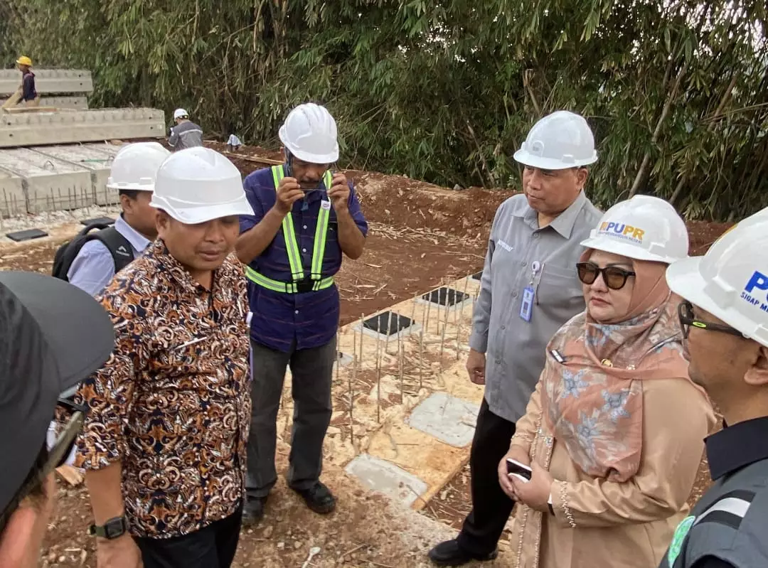 Tinjau Rekonstruksi Jalan Kalimulya III, Kepala DPUPR Depok: Progres 54 Persen