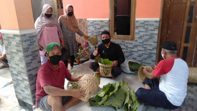 Warga RW 01 Ratujaya Gunakan Besek Bambu dan Daun Jati sebagai Pembungkus Daging Kurban