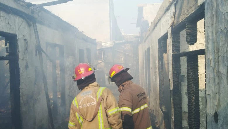 Petugas Damkar Depok Berhasil Atasi Kebakaran di Beji