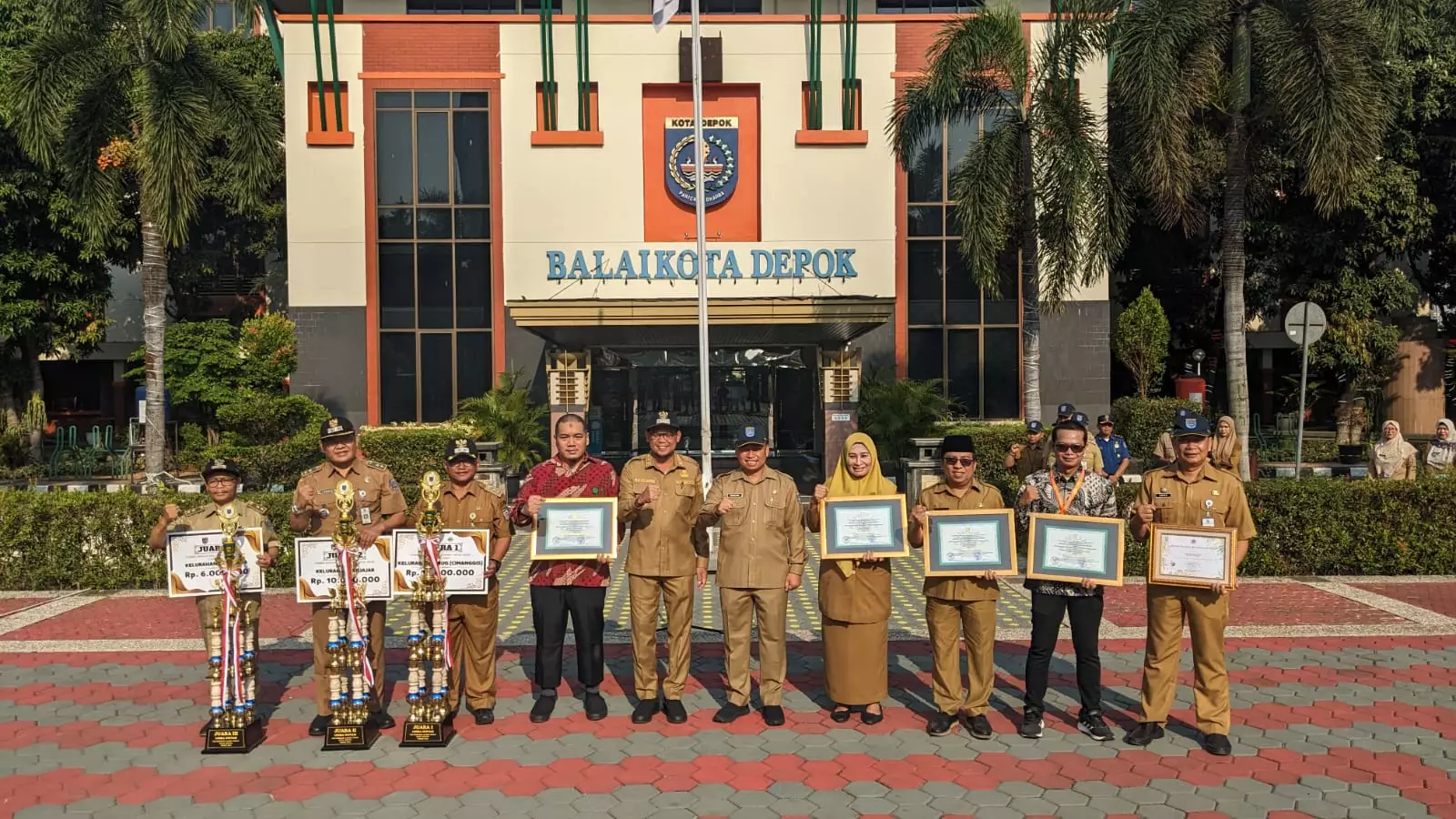 Apel Pagi, Wakil Wali Kota Depok Serahkan Sejumlah Penghargaan