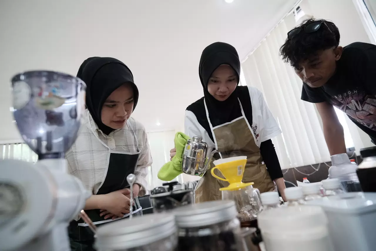 Peserta Pelatihan Barista Disnaker Depok Diajarkan Metode Seduh Kopi V60