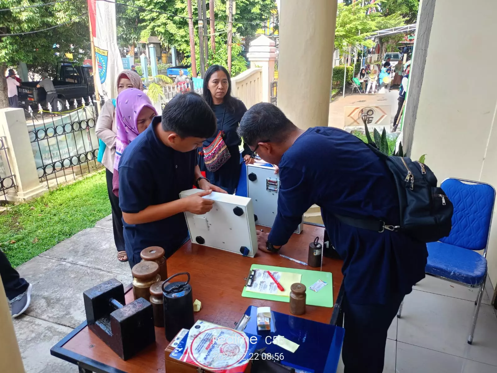 Metrologi Legal Disdagin Turun ke Posyandu di Sukmajaya, Tera Ulang 215 Timbangan