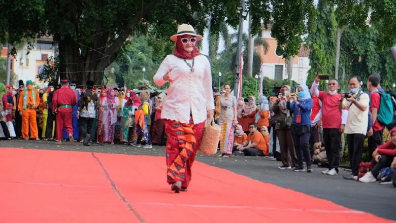 Kepala PUPR: Kebaya Encim dan Celana Batik Depok Saya Desain Sendiri