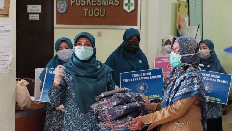 Penyerahan Bantuan APD dari PKK dan Dekranasda Kota Depok Kepada Puskesmas Tugu