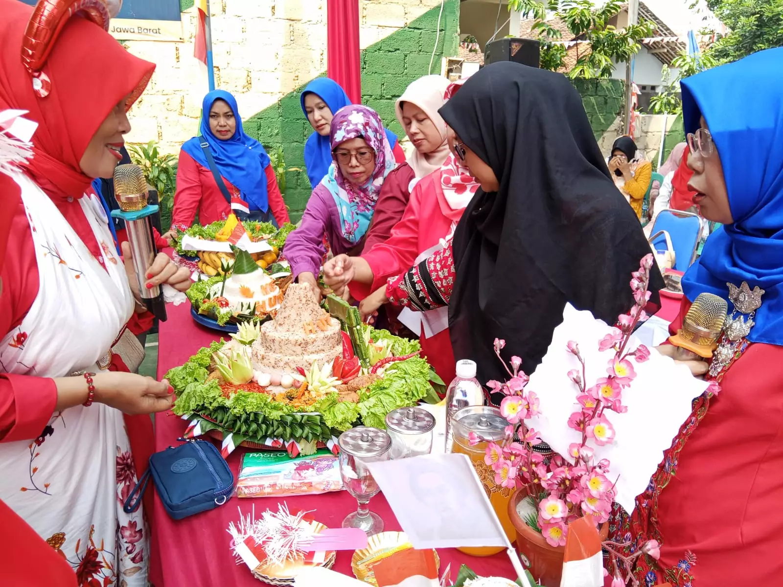 Puluhan Lansia Kalibaru Rayakan HUT RI dengan Berbagai Lomba