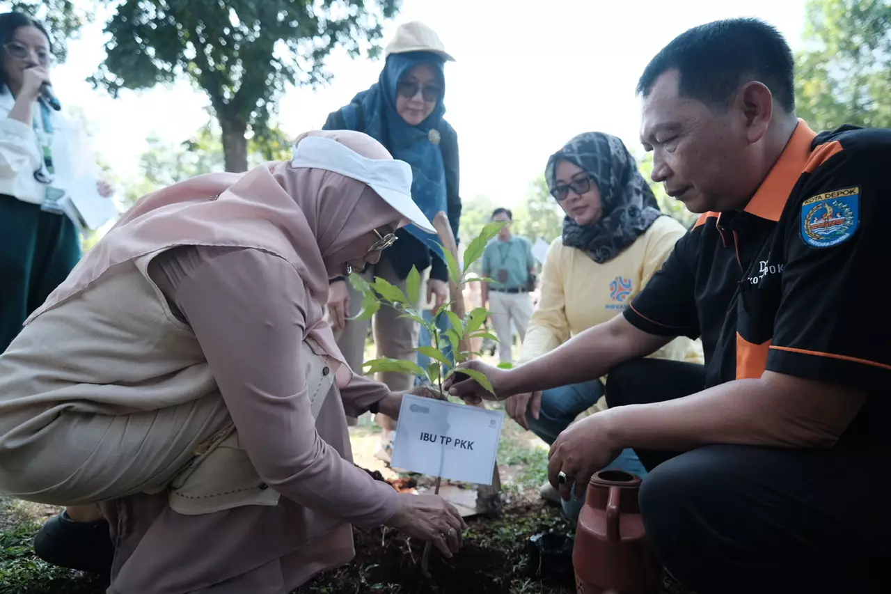 Bunda Elly Farida Tanam Pohon Tabebuya di Studio Alam TVRI