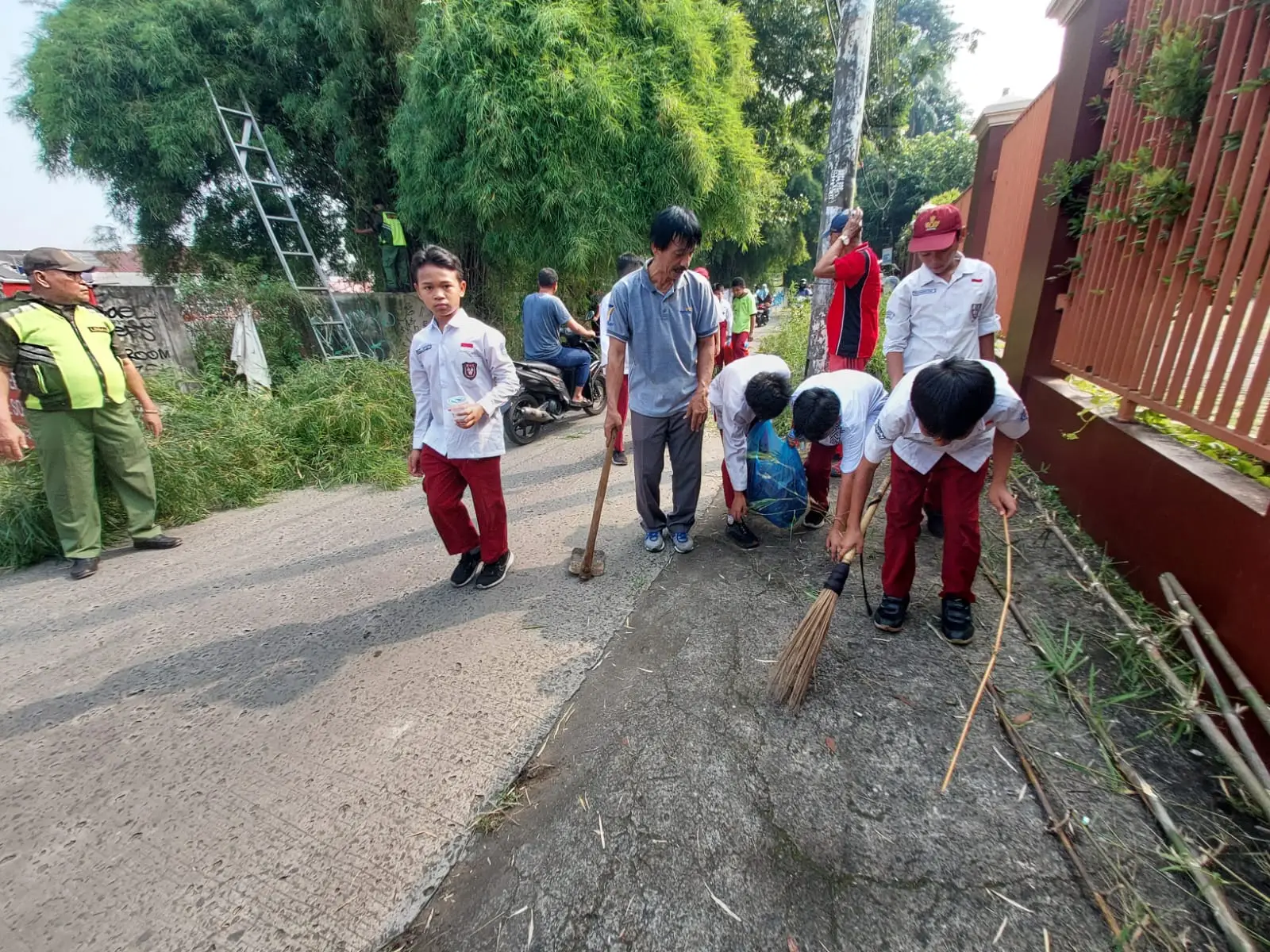 Tanamkan Cinta Kebersihan Sejak Dini, Jumsih di Jatijajar Libatkan Puluhan Pelajar