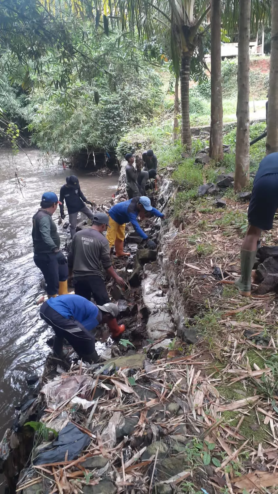 Cegah Longsor Susulan di Kali Kumpa, DPUPR Depok Pasang Bronjong